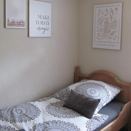 Cozy Airport Guesthouse: Twin With Shared Bath *