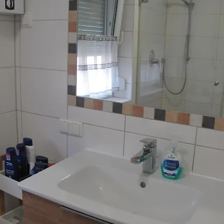 Cozy Airport Guesthouse: Twin With Shared Bath * Trunkelsberg