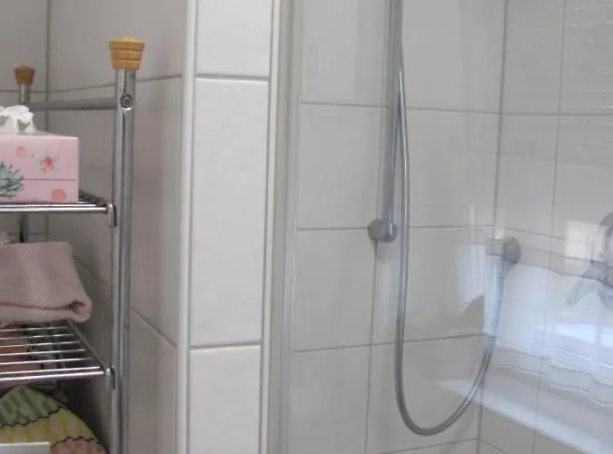 #2 Ruhiges Gemuetliches Gaestezimmer Mit 2 Einzelbetten Gemeinschaftsbad W-lan Airport Nah Late Night Check In Haus Nr 9,5 Δωμάτια σε οικογενειακή κατοικία