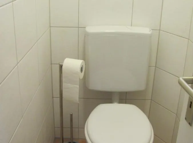 Δωμάτια σε οικογενειακή κατοικία #2 Ruhiges Gemuetliches Gaestezimmer Mit 2 Einzelbetten Gemeinschaftsbad W-lan Airport Nah Late Night Check In Haus Nr 9,5