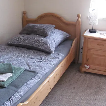#2 Ruhiges Gemuetliches Ferienzimmer Mit 2 Einzelbetten Gemeinschaftsbad W-lan Airport Nah Late Night Check In Haus Nr 9,5 *